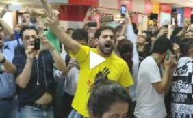 "O PT acabou", gritam manifestantes dentro do Aeroporto de Congonhas