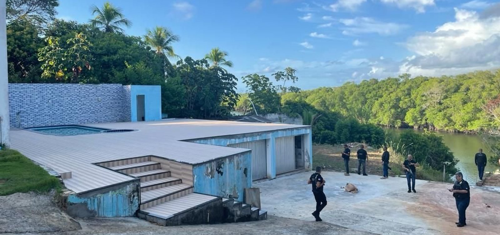 Polícia desmonta laboratório de drogas em casa de luxo em praia de Barra do Jacuípe