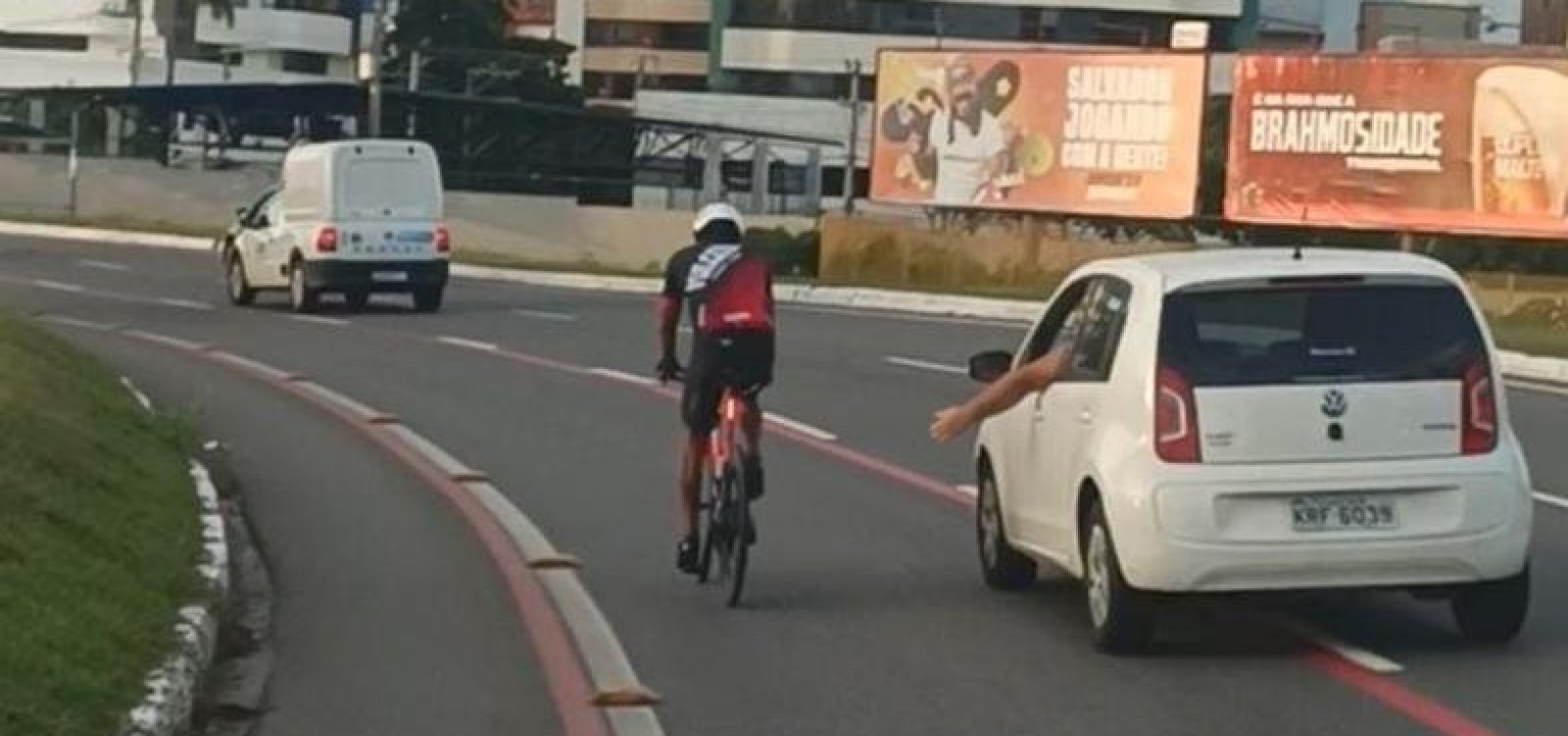 Ciclistas denunciam assédios de motorista em Salvador: "tentou pegar na minha bunda"