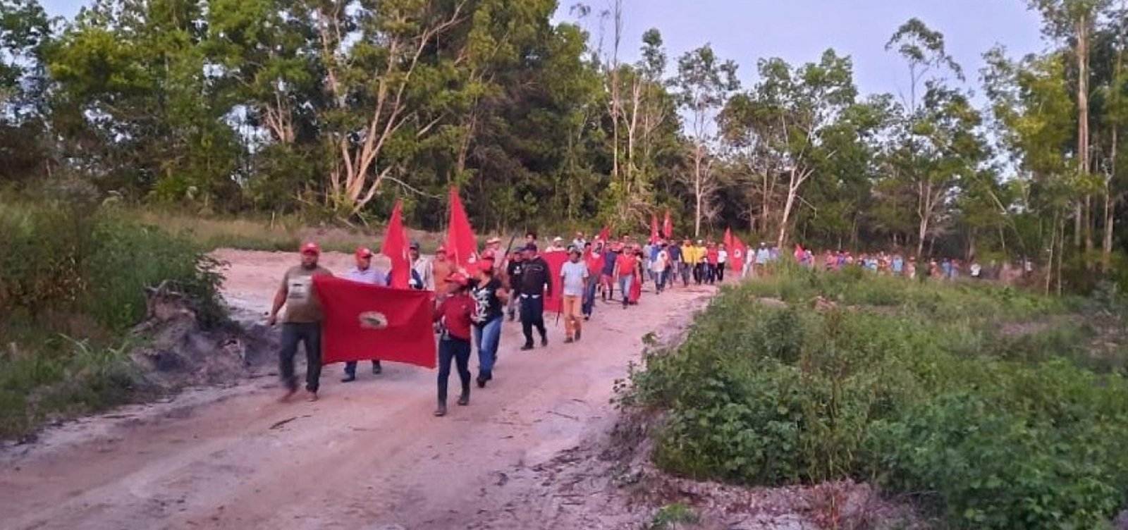Com comboio de veículos, proprietários retiram sem-terra de fazenda em Jacobina