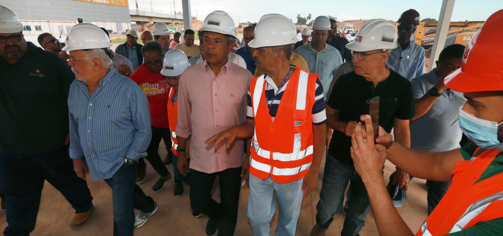 Governador visita obras da estação do metrô de Águas Claras ao lado de Jaques Wagner