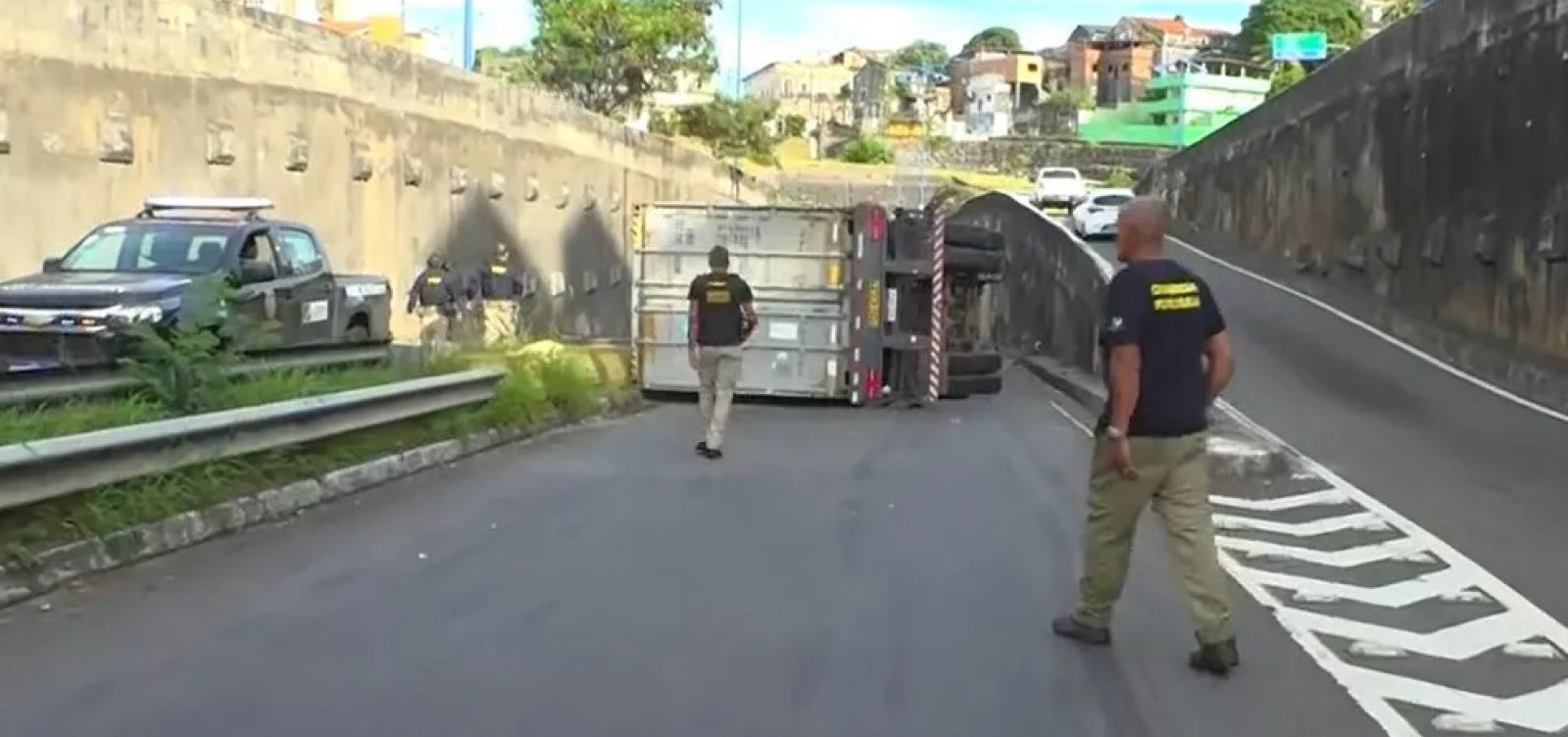 Carreta transportando cocos tomba na Via Expressa em Salvador