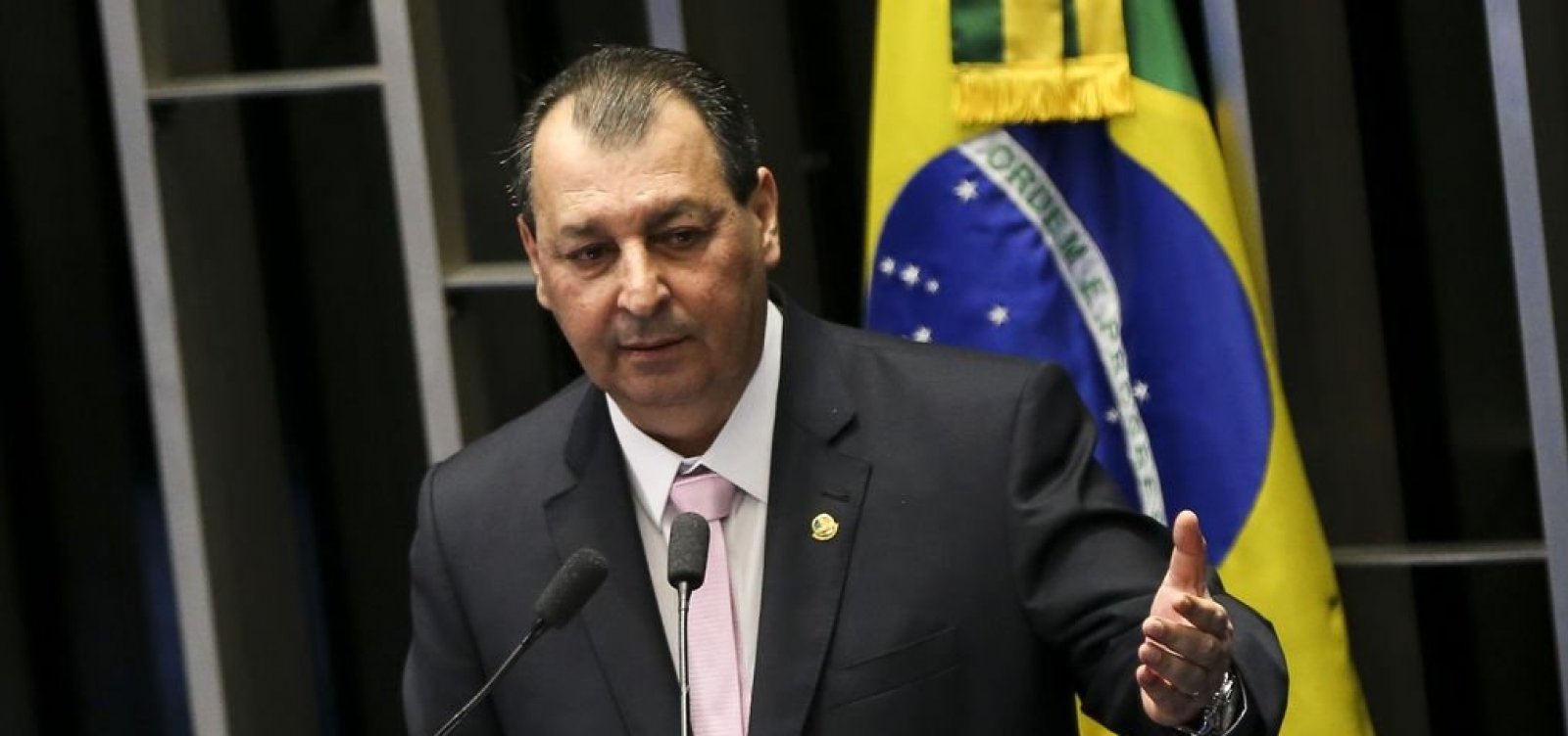 Senador quer investigar venda de refinaria baiana e apurar se h&aacute; rela&ccedil;&atilde;o com joias de Michelle Bolsonaro