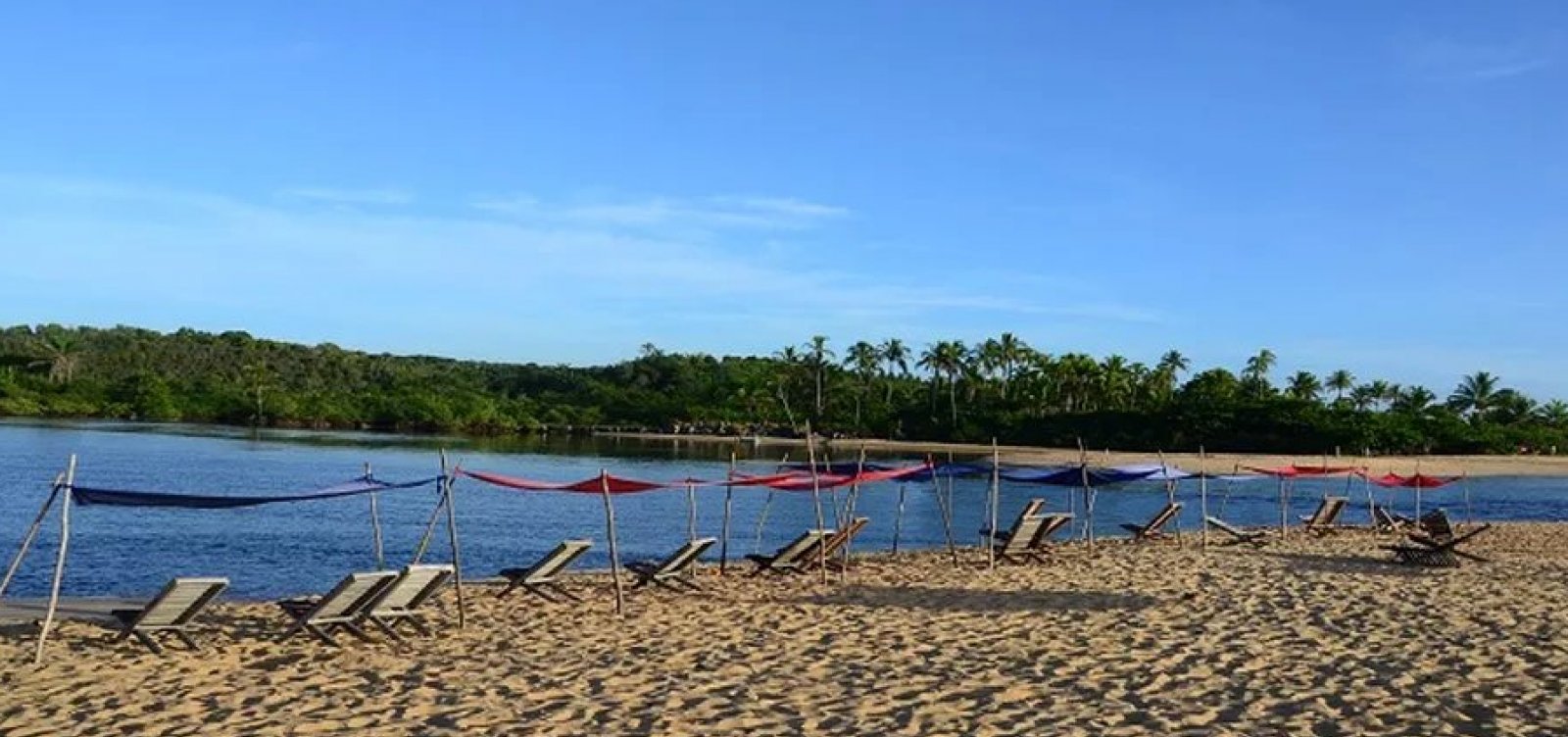 Uso de caixa de som e porte de garrafas long neck em ambientes públicos são proibidos no distrito de Caraíva