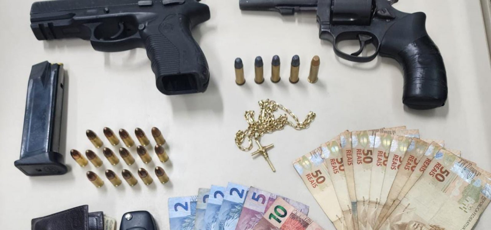 Polícia recupera carro roubado e prende dupla armada na Pituba 