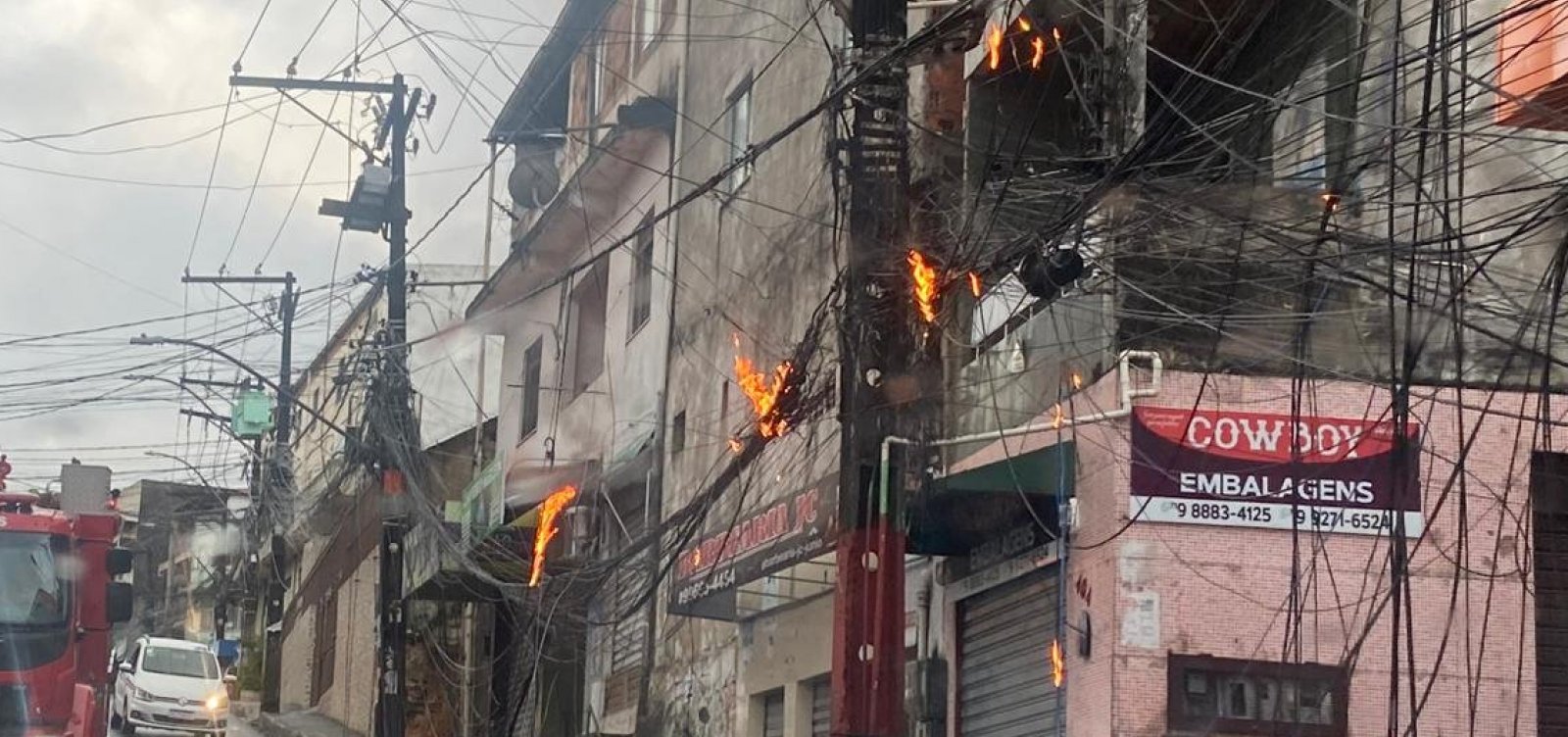 Fiação de poste pega fogo em avenida movimentada de Pernambués