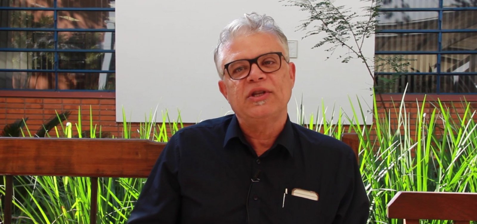 "Redes socias são a nova esfera pública e devem ser reguladas", diz professor