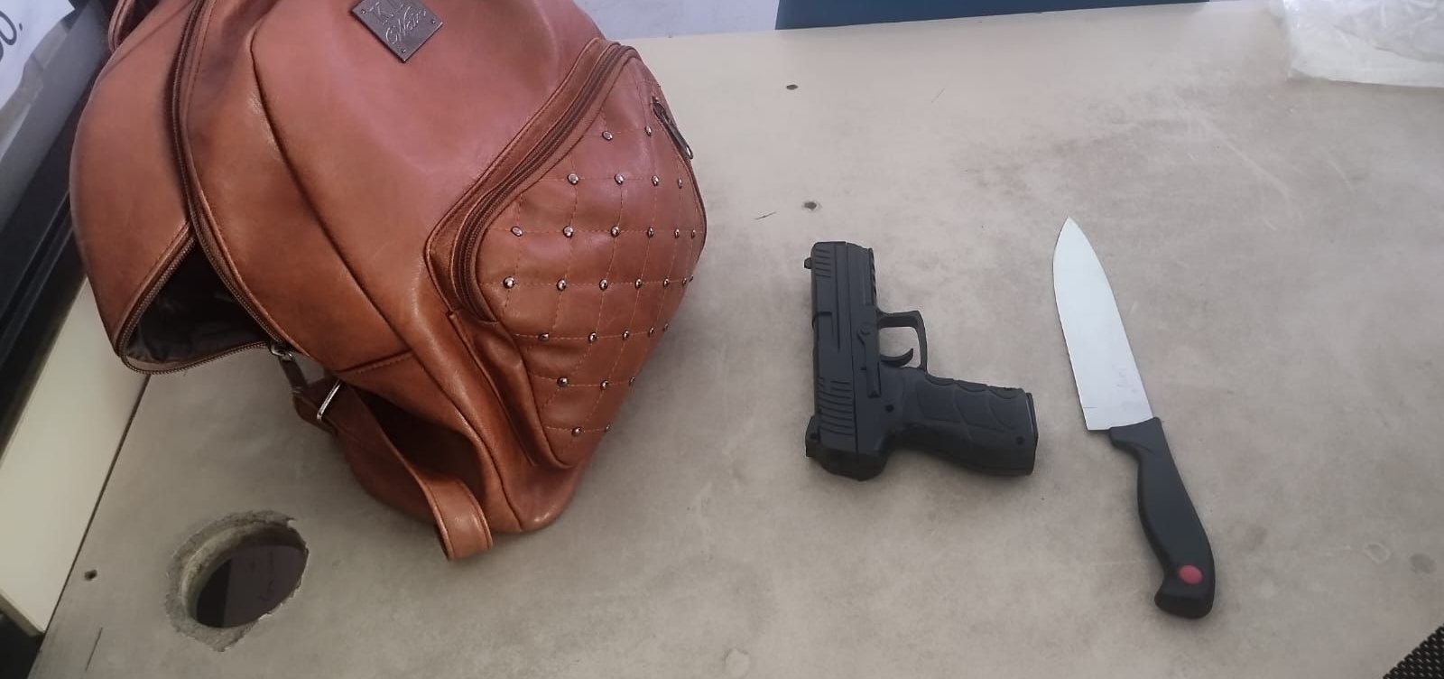 Mulher rouba &ocirc;nibus, tenta se esconder na Feira de S&atilde;o Joaquim, mas &eacute; alcan&ccedil;ada pela PM