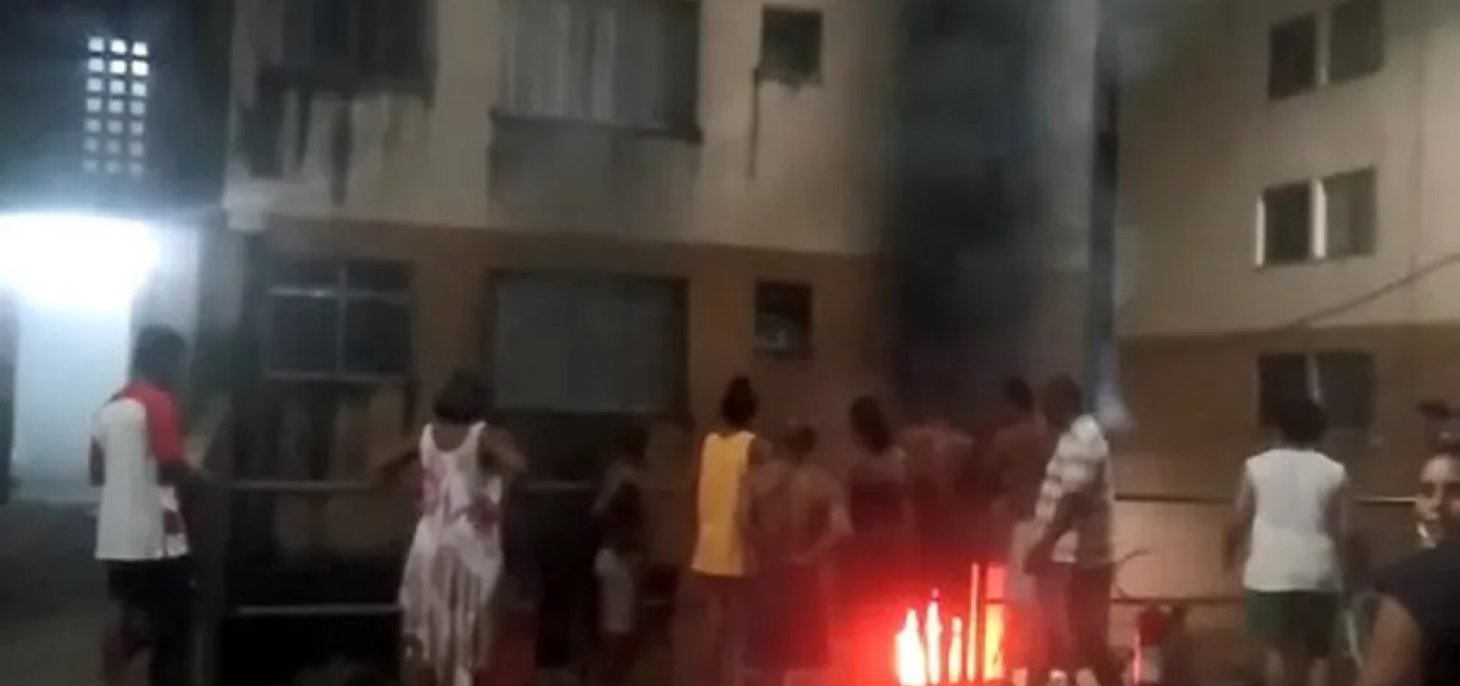 Apartamento pega fogo na Fazenda Grande III; acúmulo de lixo pode ter sido causa