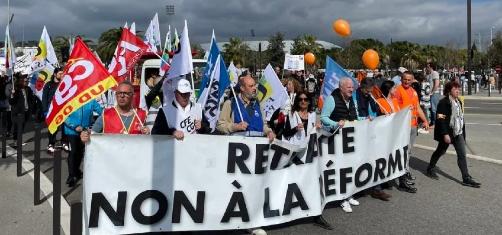 Macron enfrenta mais um dia de protestos em toda a França por causa do aumento da idade de aposentadoria