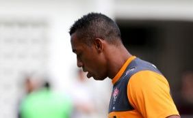 Robert comemora retorno ao Vitória com gol após lesão no joelho