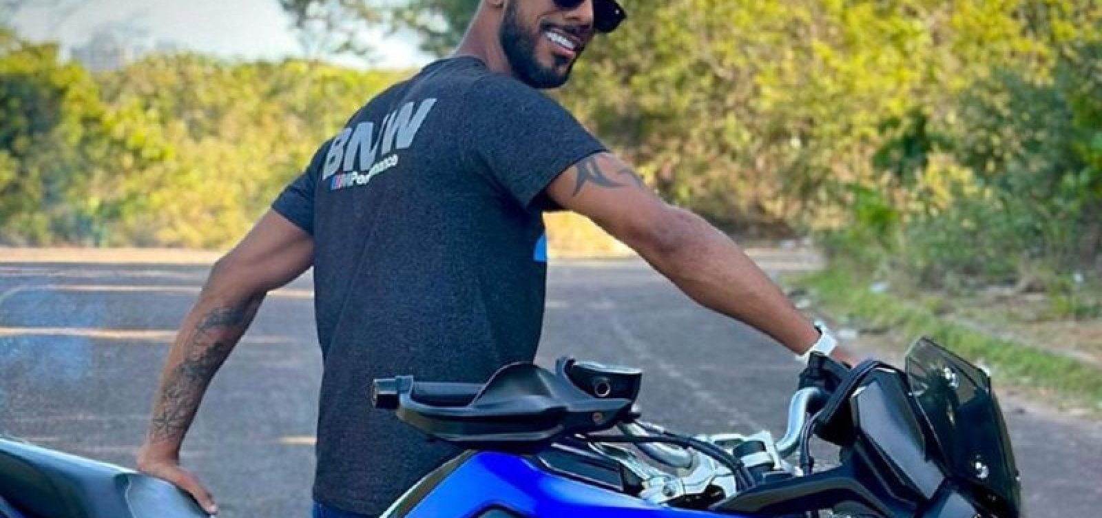 Influencer baiano baleado perto de casa continua internado no HGE
