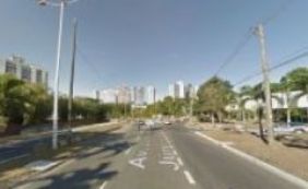 Carro bate em árvore na Avenida Juracy Magalhães; mulher fica ferida