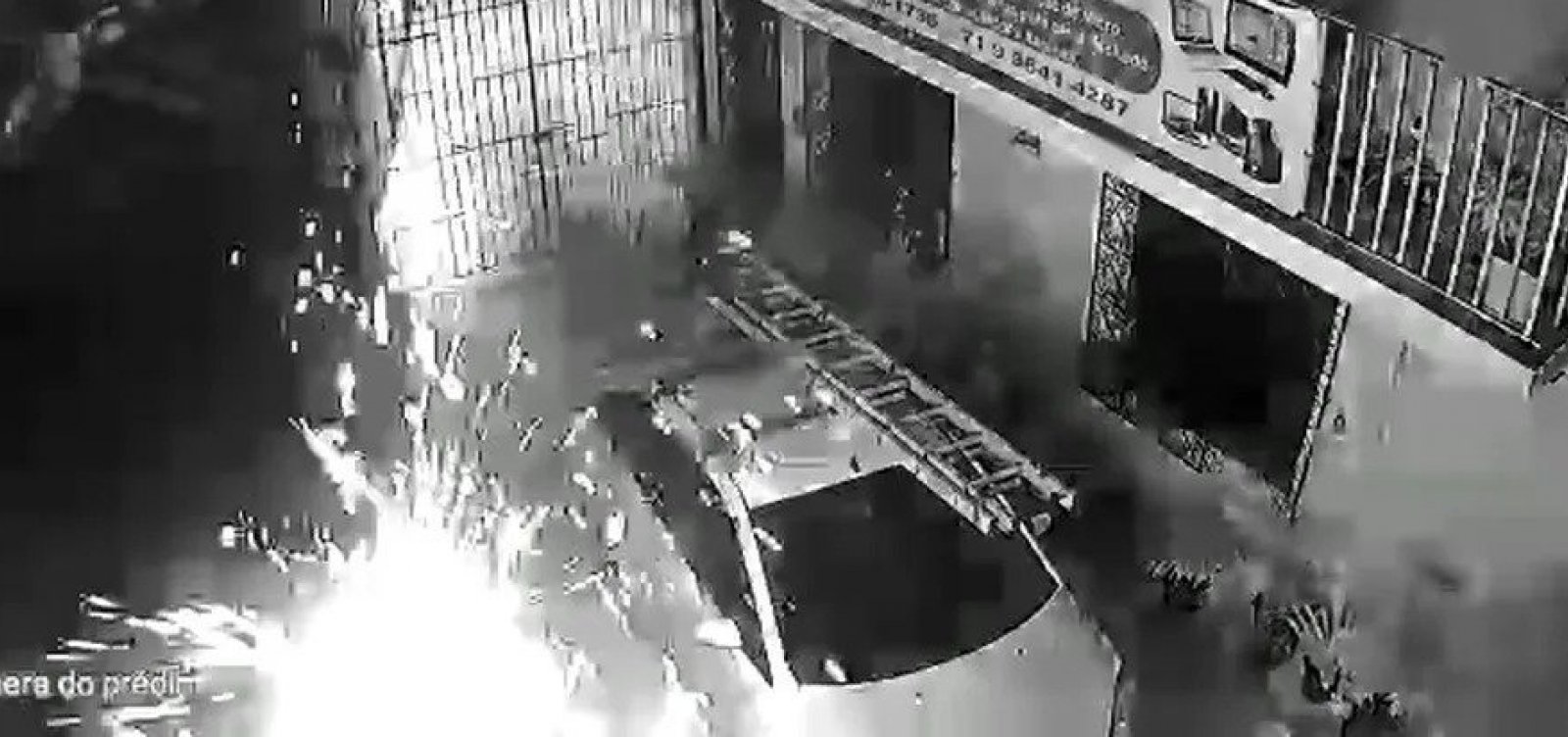 Poste cai em cima de casa e causa princípio de incêndio no bairro da Caixa D’Água