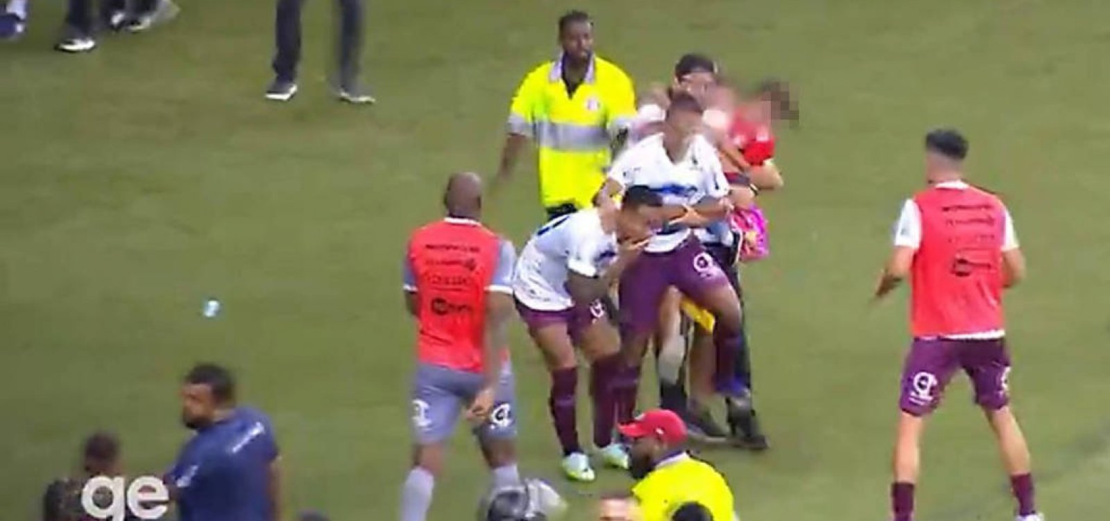 Torcedor com criança no colo invade campo e agride jogador durante confusão no Beira-Rio