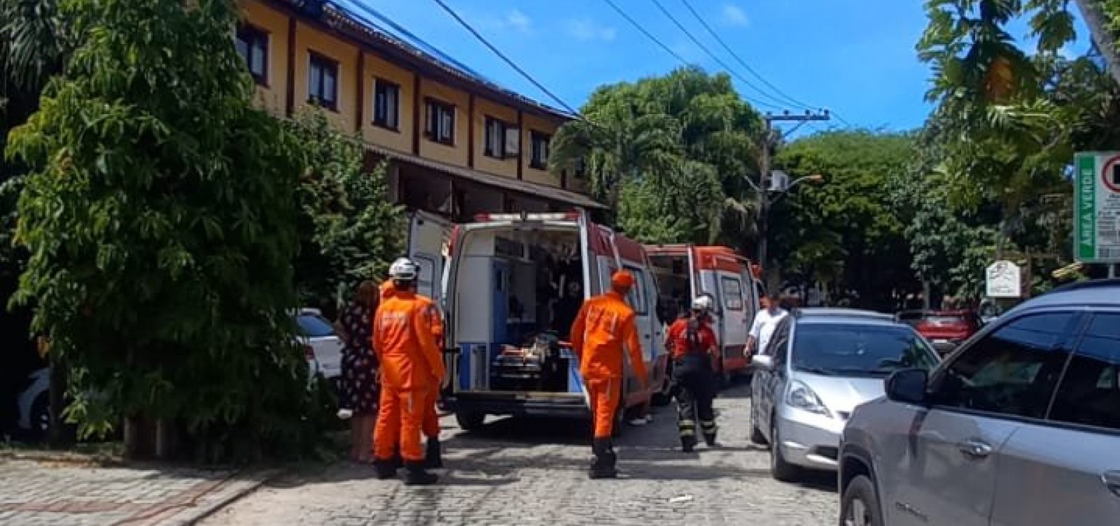 Quatro pessoas ficam feridas após elevador de pousada despencar em Praia do Forte