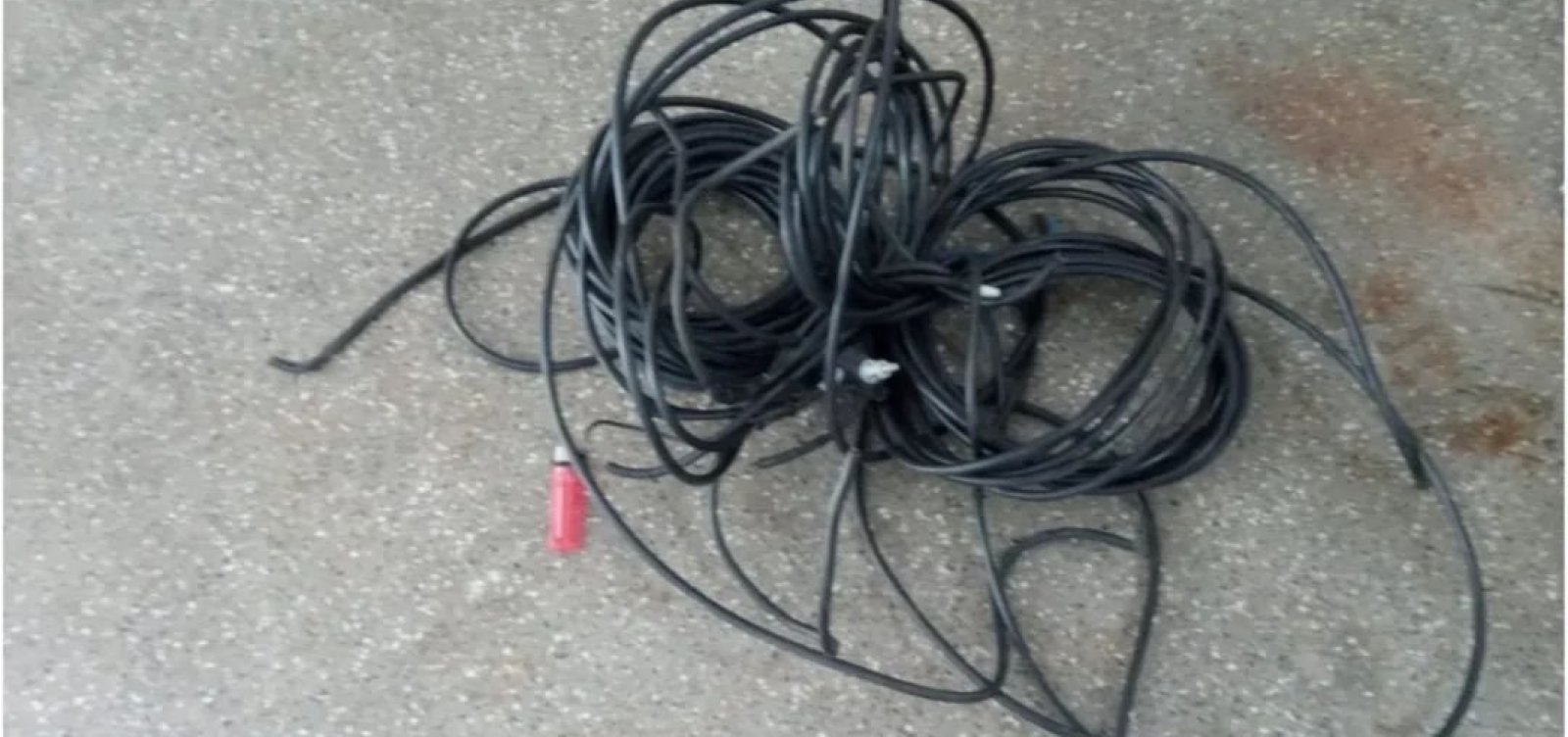 Homem é preso em flagrante após furtar fios na Avenida Paralela