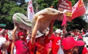 Manifestantes fazem protesto a favor de Lula na sede da Globo no Rio de Janeiro