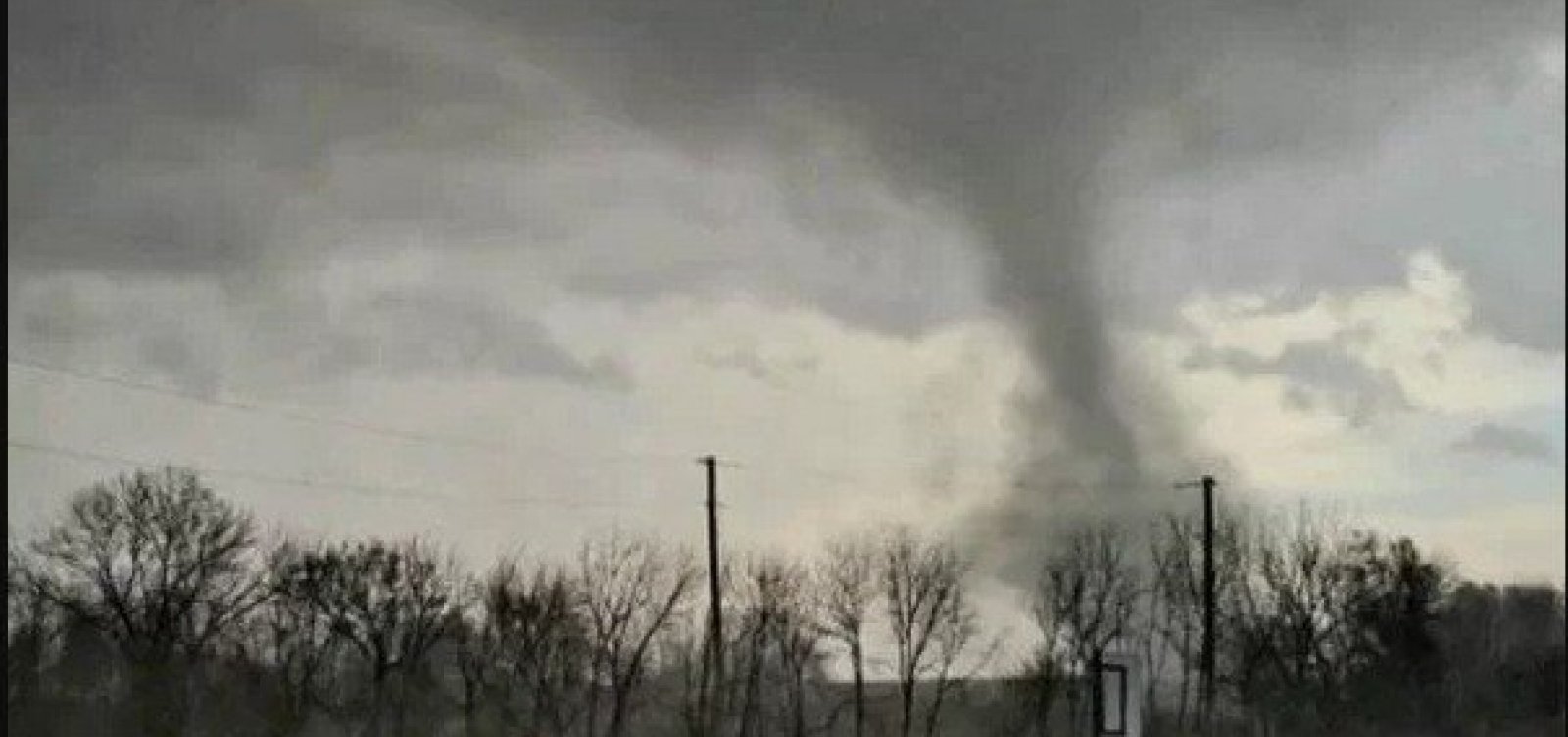 EUA: Tornado deixa ao menos 26 mortos e milhares sem energia em casa