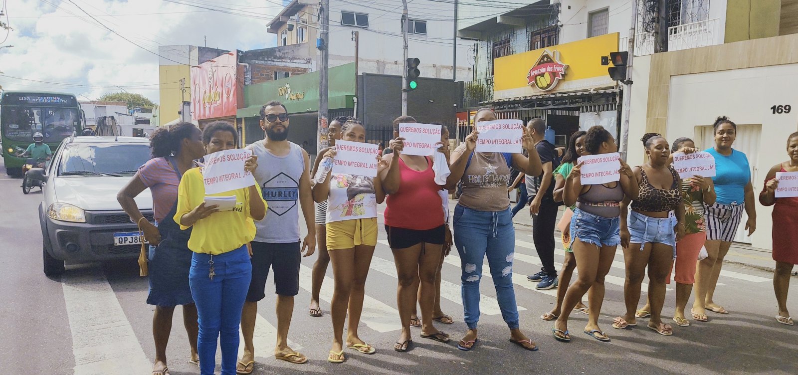 Mães pedem retorno de regime integral de creche em Pernambués; secretaria empurra problema para Coelba