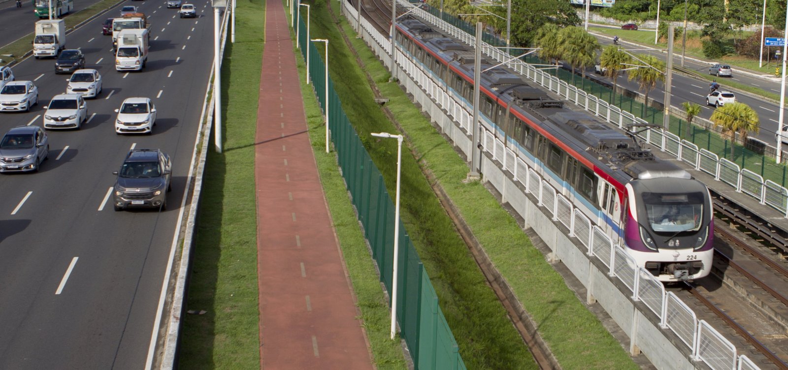 Com trechos sem iluminação, ciclistas reclamam de insegurança em ciclovia da CCR na Paralela