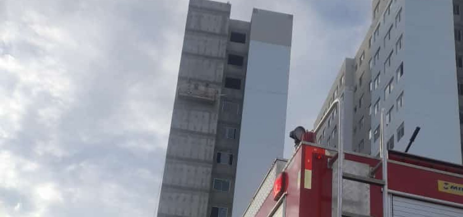 Bombeiros resgatam homens presos a equipamento a 30 metros de altura em Salvador 