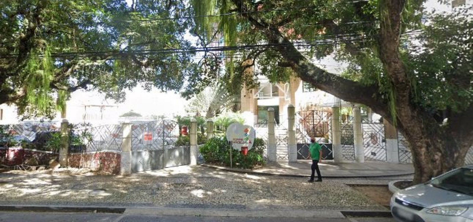 Casal invade prédio de luxo no Corredor da Vitória e furta R$20 mil em joias