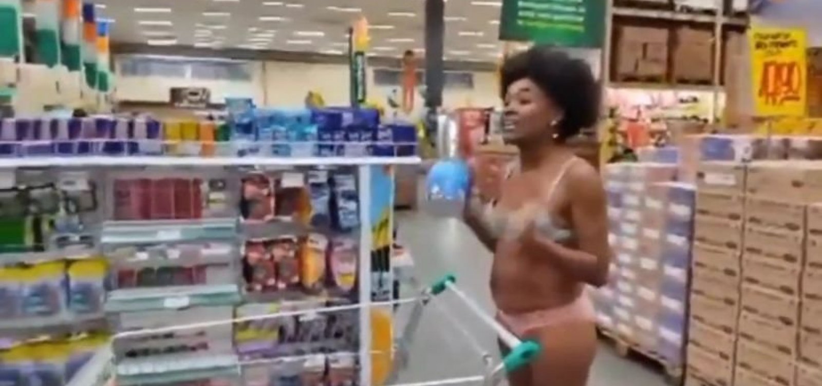 Seguida por segurança, professora tira a roupa em protesto contra racismo em mercado; veja vídeo 