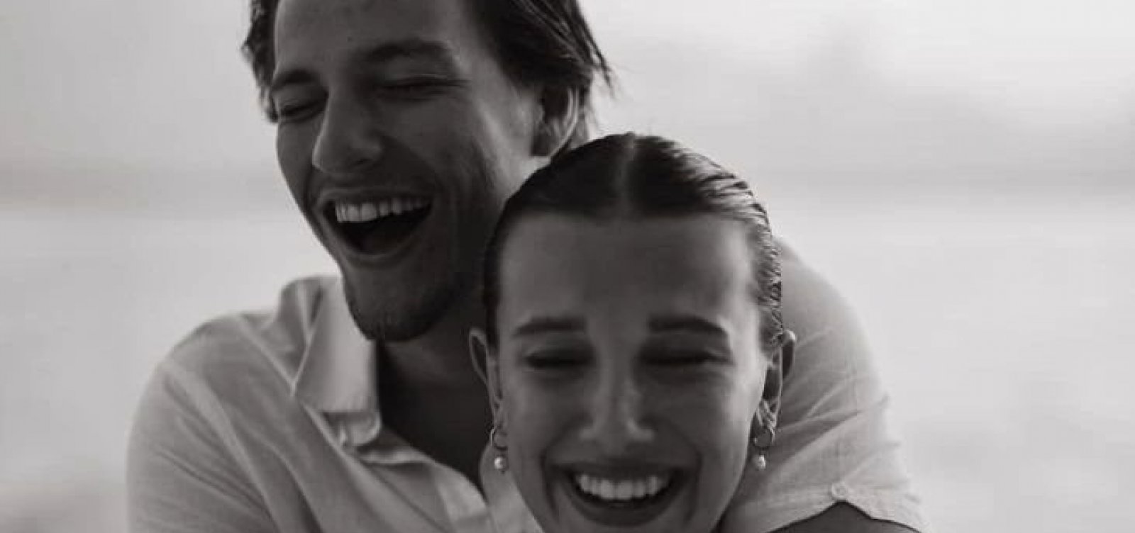 Atriz de Stranger Things anuncia casamento aos 19 anos