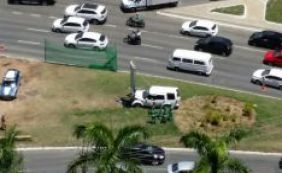 Carro bate em placa e sobe canteiro central da Av. ACM; confira o trânsito