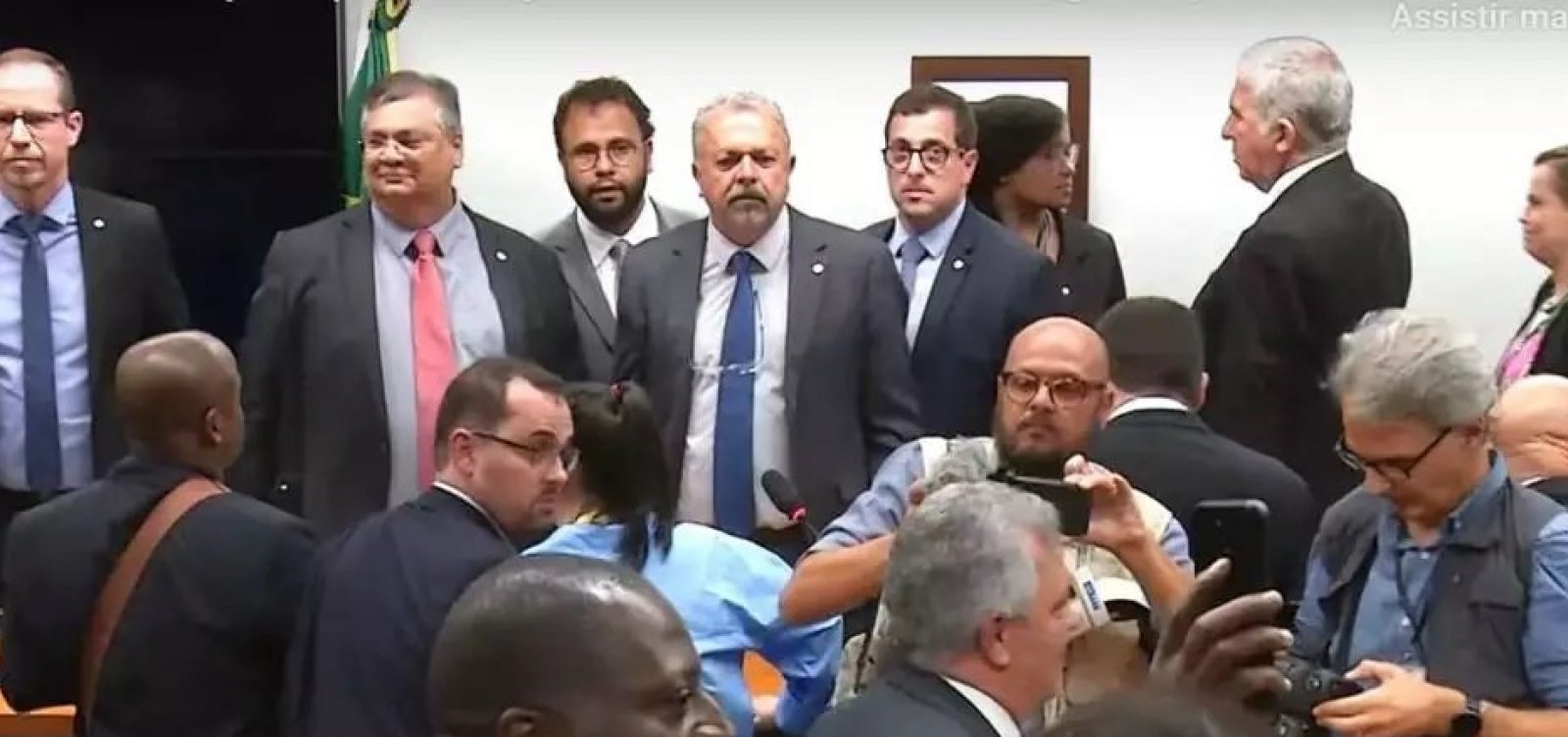 Sessão na Câmara dos Deputados é marcada por bate-boca e empurrões