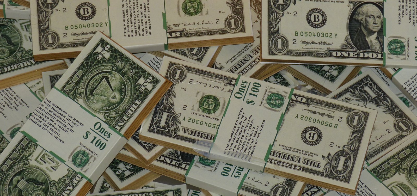 Dólar tem queda acelerada pelo segundo dia e fica abaixo de R$ 5