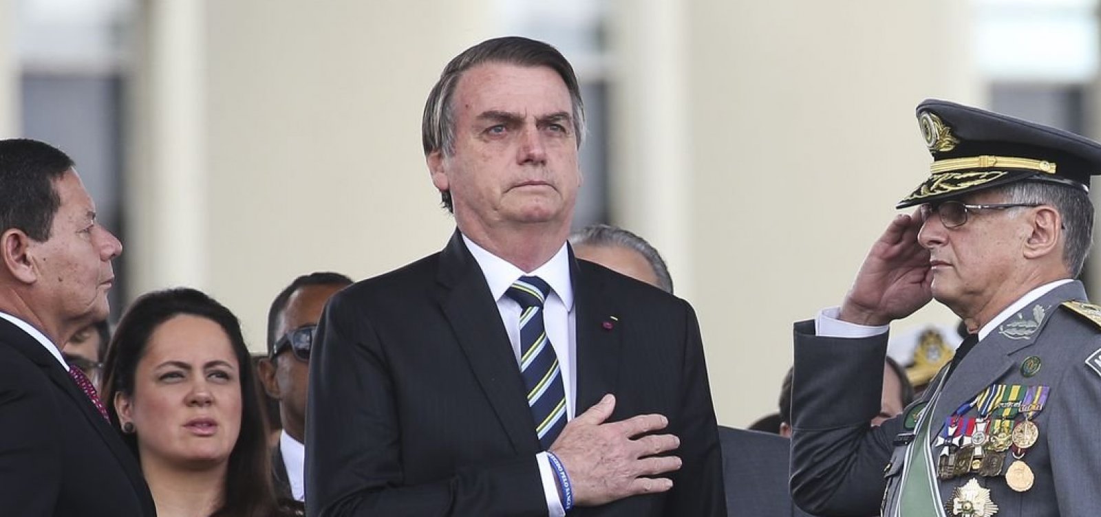 Em acordo com Congresso, governo Bolsonaro aprovou medida que beneficiava militares