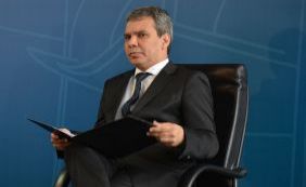 Após recurso da AGU, ministro da Justiça é reconduzido ao cargo
