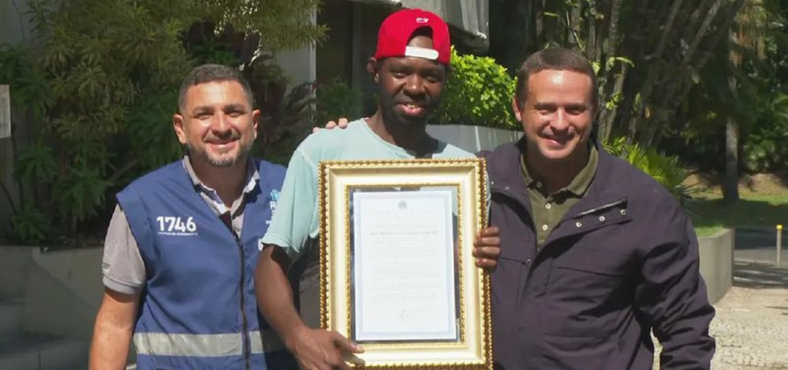 Entregador agredido no Rio de Janeiro recebe homenagem de vereadores