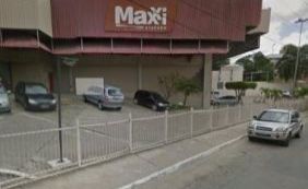 Homem morre após receber pedrada em estacionamento de supermercado
