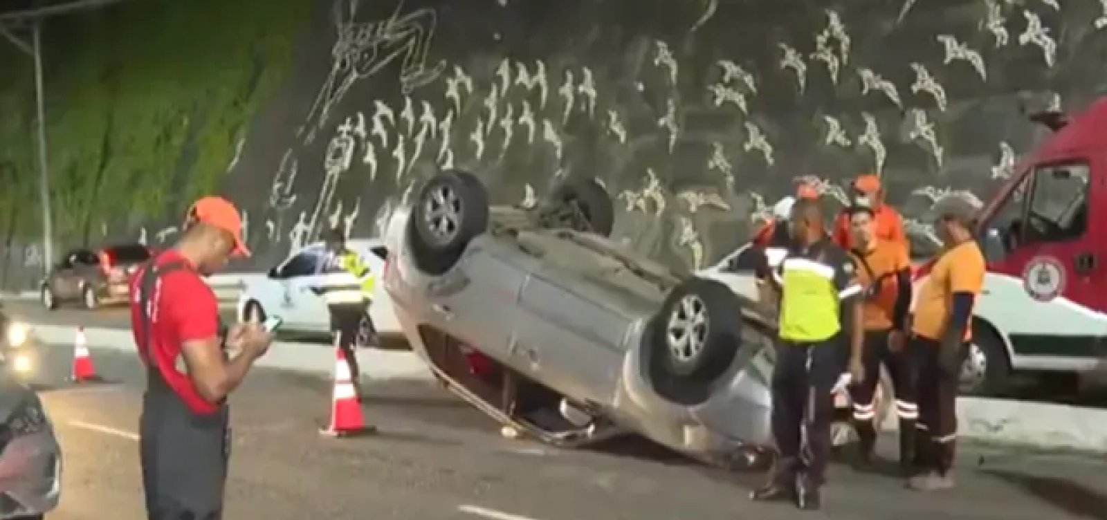 Carro Atinge Três Veículos E Capota Na Av. Contorno - Metro 1