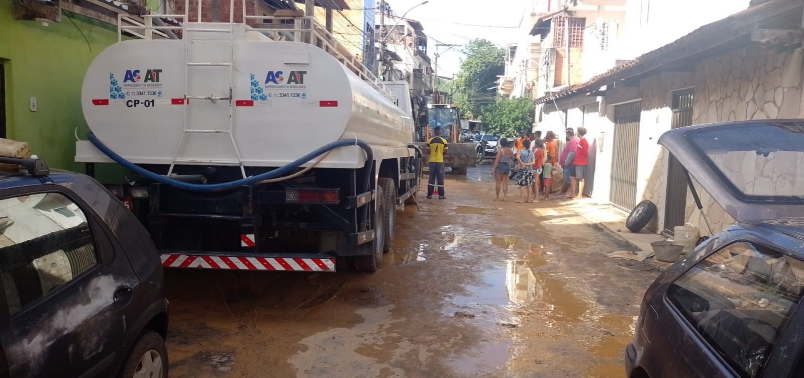 "Tragédia sinalizada”: Deslizamento de terra em obra do Carrefour atinge 10 casas e deixa famílias desabrigadas em Salvador