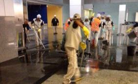 Só faltava essa! Cano de esgoto estoura dentro do Aeroporto de Salvador; vídeo