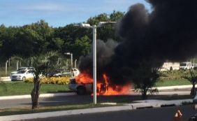 Carro roubado pega fogo após colidir em poste próximo ao Aeroporto 