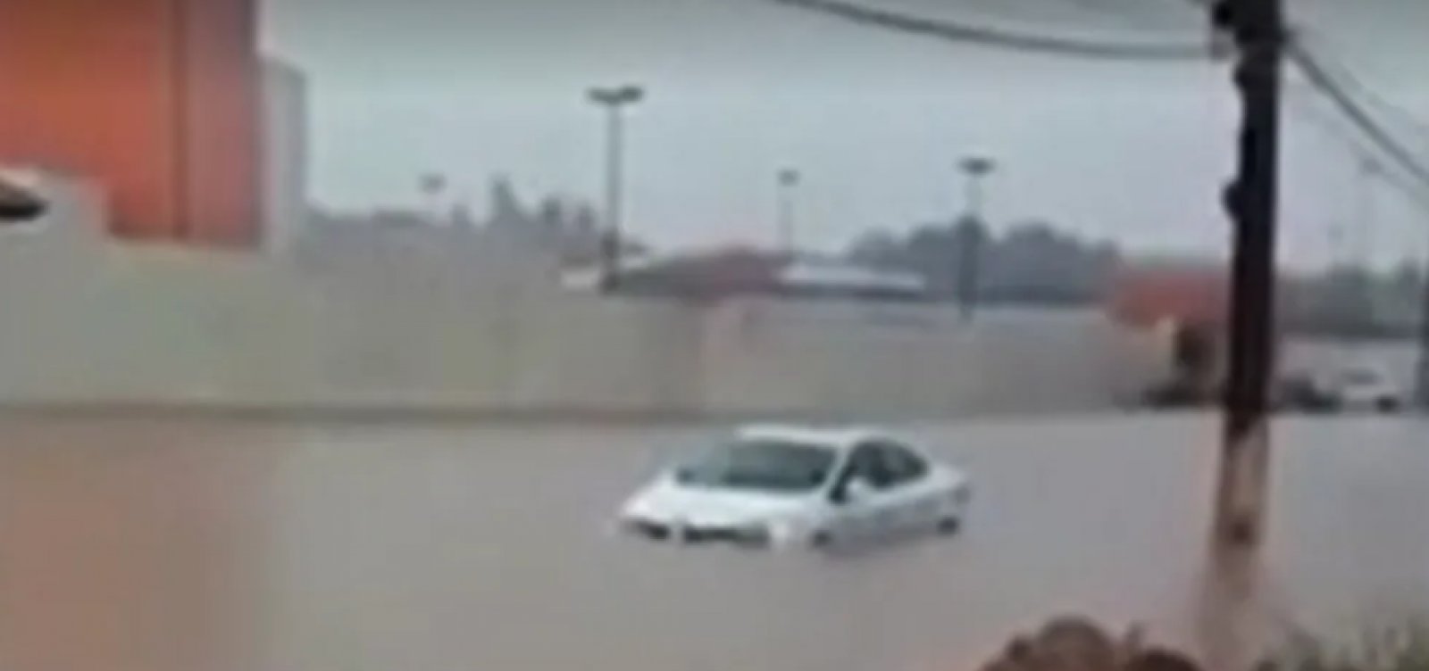 Alagoinhas tem ruas inundadas após fortes chuvas