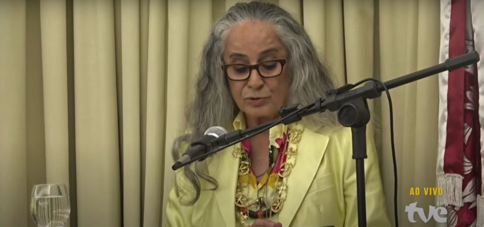 Honrando antecessores e a literatura brasileira, Maria Bethânia se torna imortal da ALB