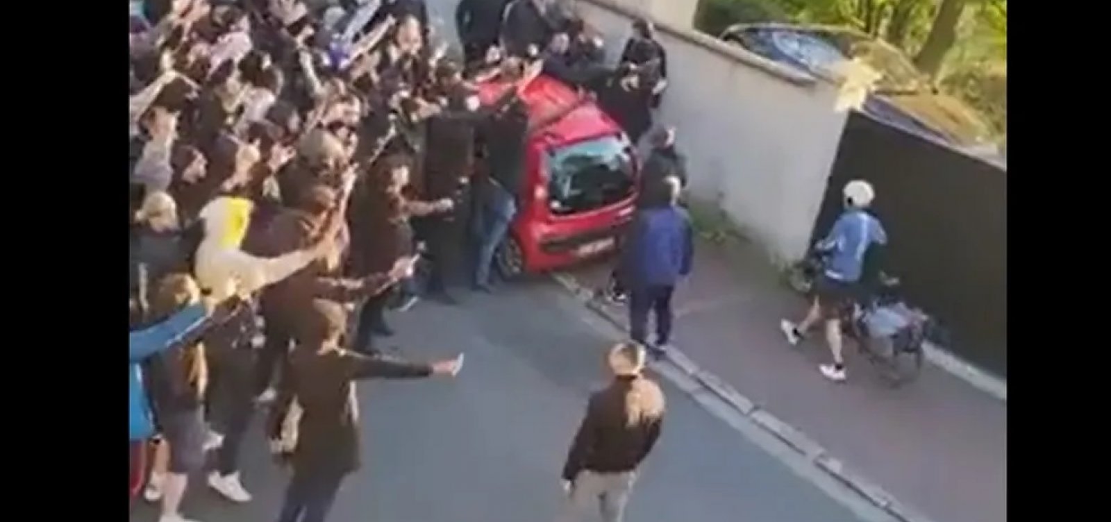 Torcida do PSG faz protesto contra Neymar e pede que jogador deixe o time 