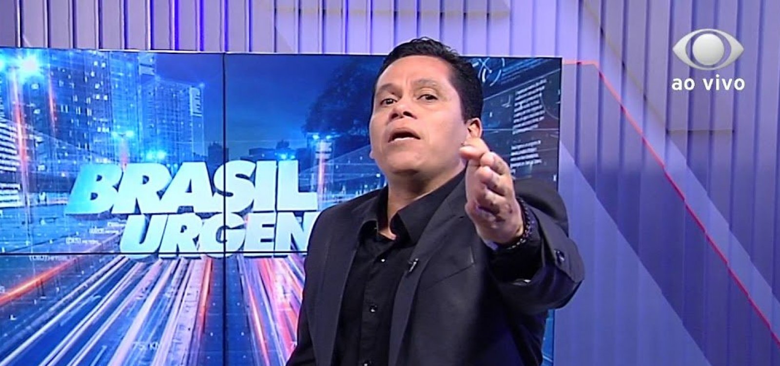 "Vou me posicionar no programa", diz Uziel Bueno, após rumores de envolvimento em golpe do Pix da Band Bahia