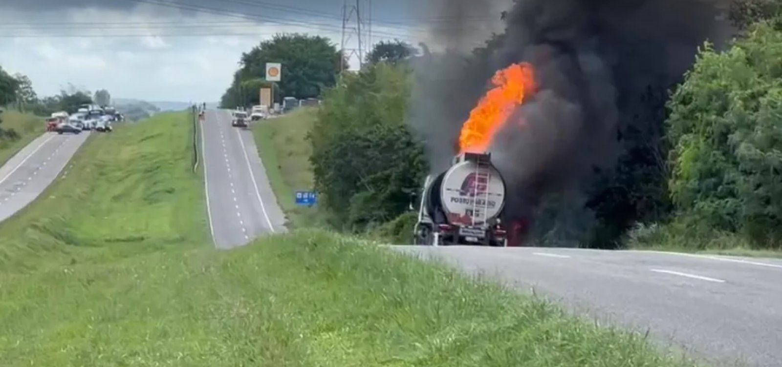 Carreta pega fogo e após 19h BR-324 é completamente liberada
