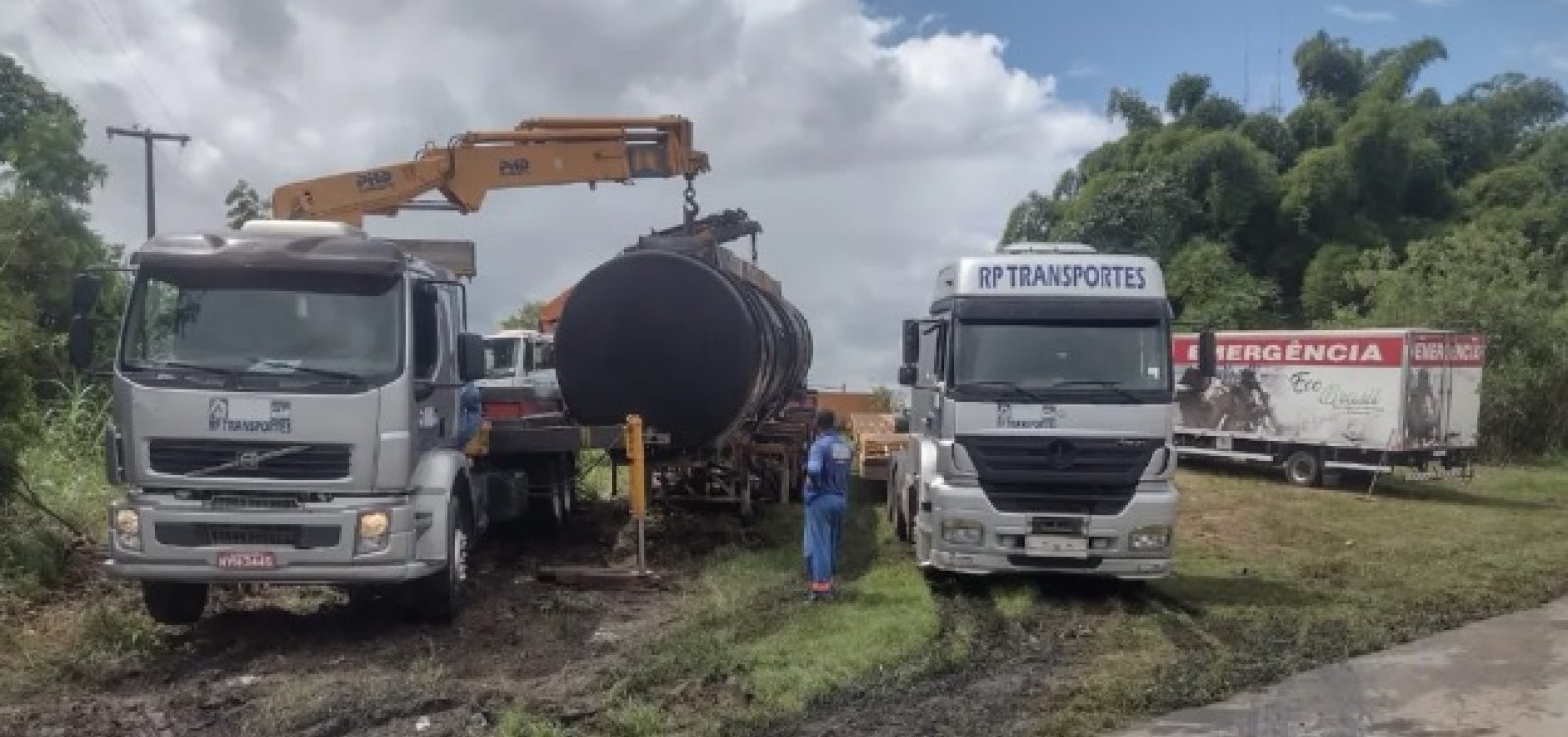 Caminhão-tanque que pegou fogo na BR-324 foi removido neste sábado, cerca de 48h depois