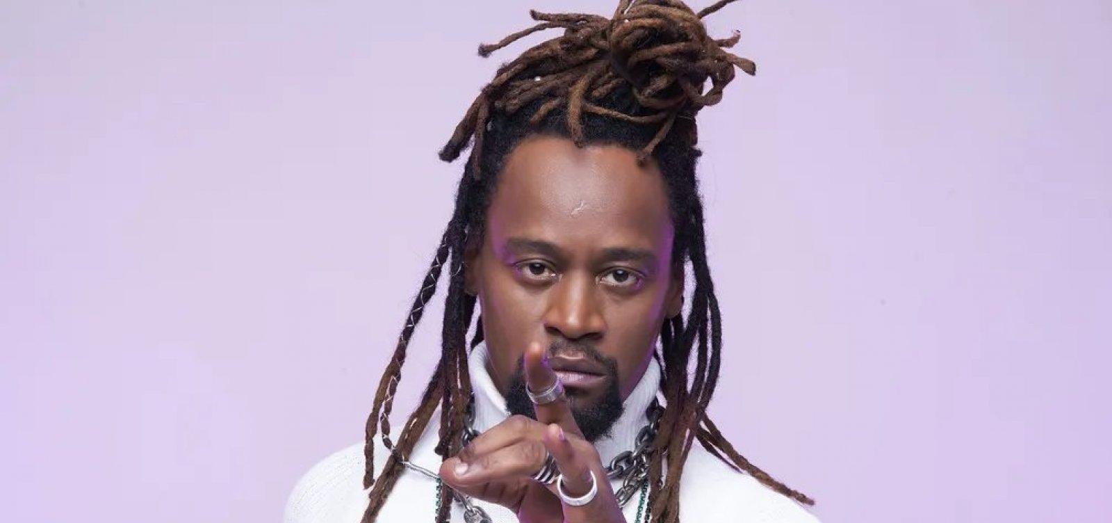 Toni Garrido reclama com fã que mexe em seu cabelo: "Respeito é legal"