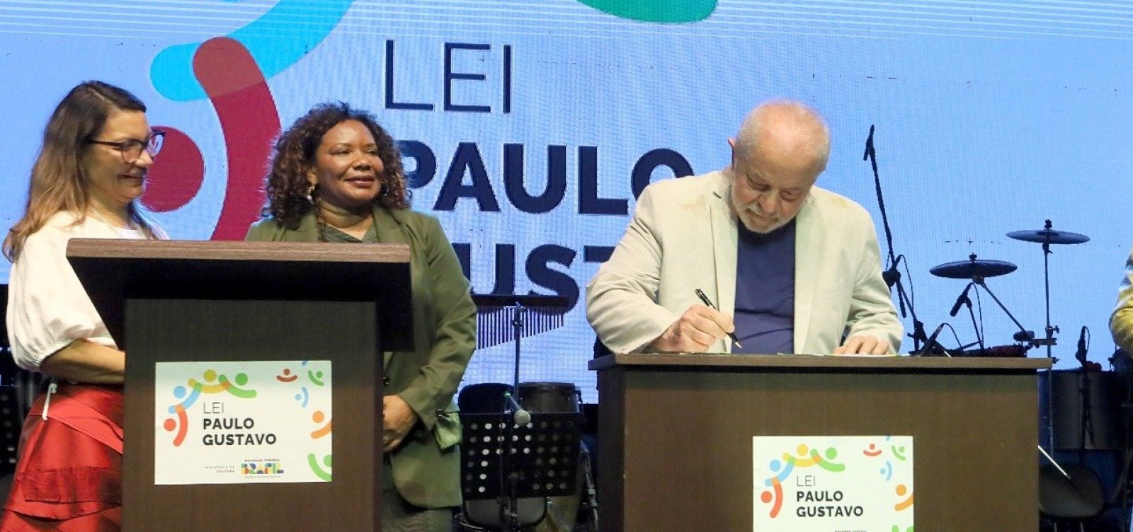 Em evento na Concha, Lula assina Lei Paulo Gustavo e garante construção de ponte e vinda de indústria automobilística para Bahia