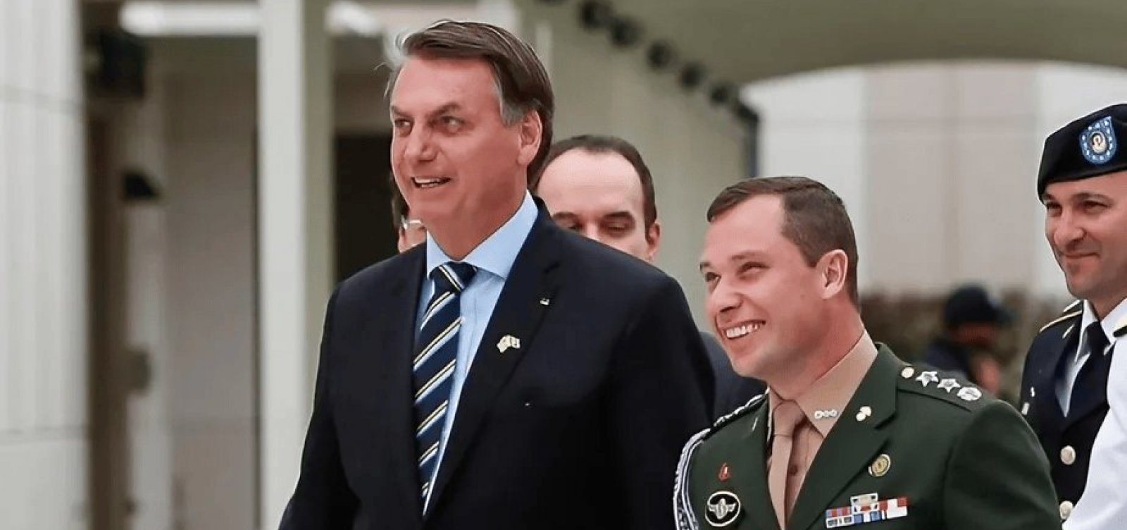 Perícias nos celulares de Bolsonaro e Cid apontam suspeita de conta no exterior ligada ao ex-presidente