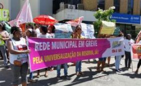 Em protesto, professores da rede municipal bloqueiam parte da Avenida Garibaldi